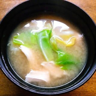 サラダチキンとキャベツの味噌汁